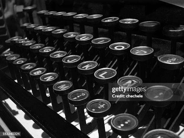 antico macchina da scrivere - scriptwriter foto e immagini stock
