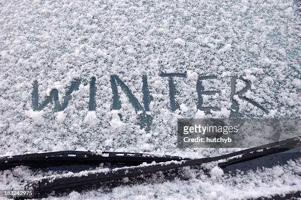 gefrorene windschutzscheibe - winter car window stock-fotos und bilder