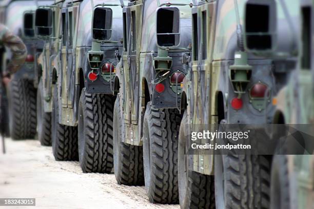 militär konvoi - militärisches landfahrzeug stock-fotos und bilder