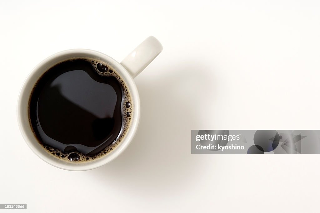 Isolierte Schuss eine Tasse schwarzen Kaffee auf weißem Hintergrund