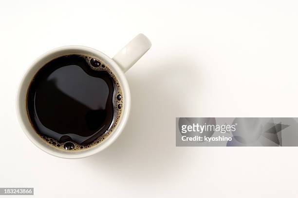 aislado fotografía de una taza de café sobre fondo blanco y negro - overhead view fotografías e imágenes de stock