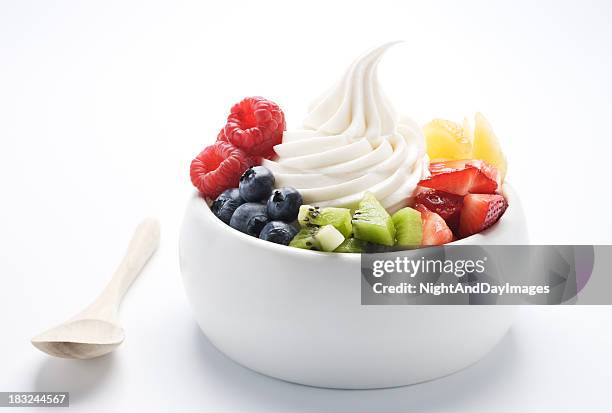 weiche servieren gefrorener joghurt-xxxl - softeis stock-fotos und bilder