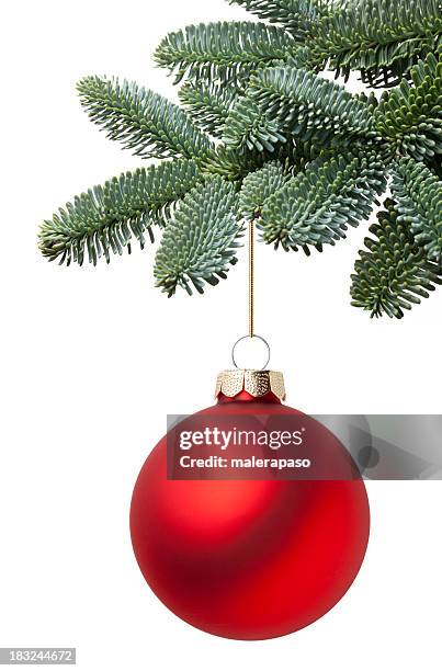 christmas ball hängen auf einem fir tree branch - christmas bulbs stock-fotos und bilder
