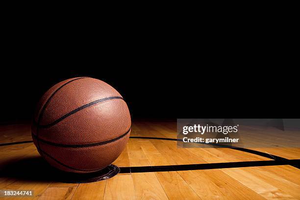 basketball - basketball on court stock-fotos und bilder