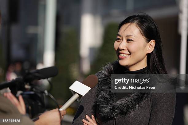 street interview in tokio - woman interview stock-fotos und bilder