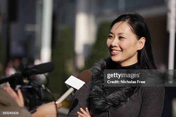 street interview in tokyo - media interview stockfoto's en -beelden