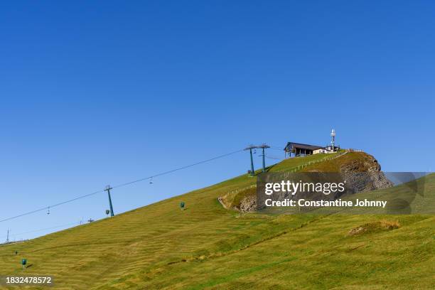 seceda mountain cable car station with green grass landscape and blue sky. - pista da sci foto e immagini stock