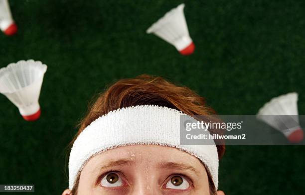 mujer loca bádminton - cinta de cabeza fotografías e imágenes de stock
