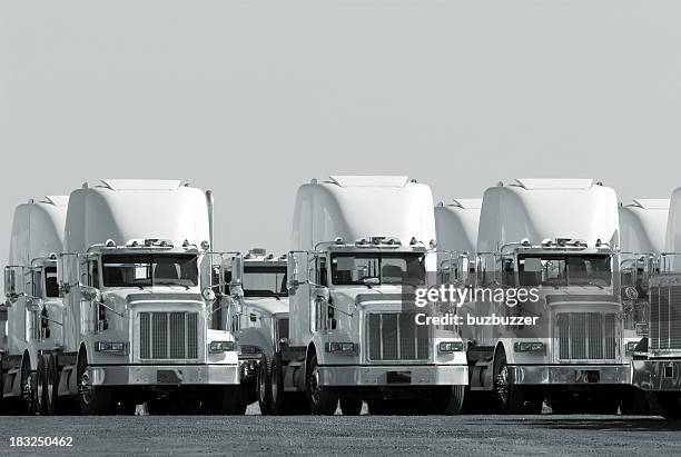 camión flota moderna en monocromo - convoy fotografías e imágenes de stock