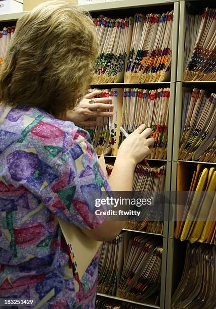 a obter informações do doente vertical - ficha-dentária imagens e fotografias de stock