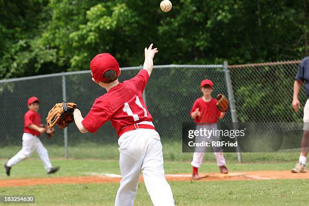 spielen sie auf den ersten - baseball kid stock-fotos und bilder