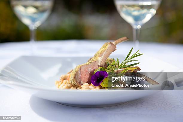 costillar de cordero - comida flores fotografías e imágenes de stock