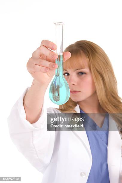 weibliche wissenschaftler - reagenzglas freisteller stock-fotos und bilder