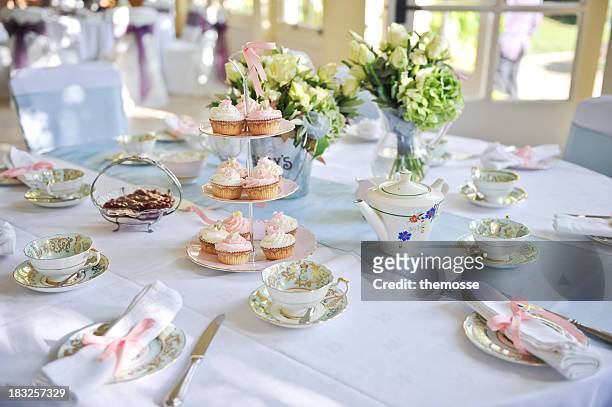 wedding table - tea and cupcakes stockfoto's en -beelden