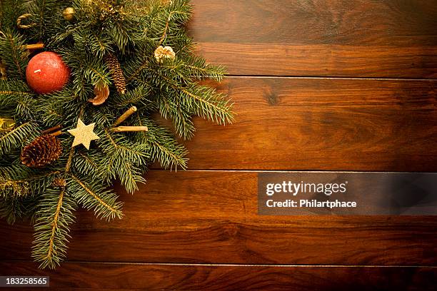 weihnachten hintergrund - holzboden von oben stock-fotos und bilder