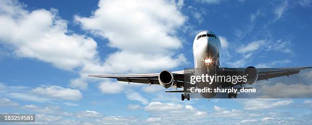 aereo jet atterraggio - aereo cargo foto e immagini stock
