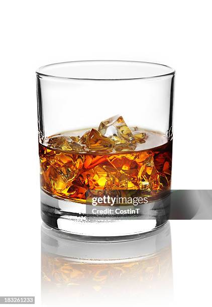 glass with alcohol and ice cubes. - cognac 個照片及圖片檔