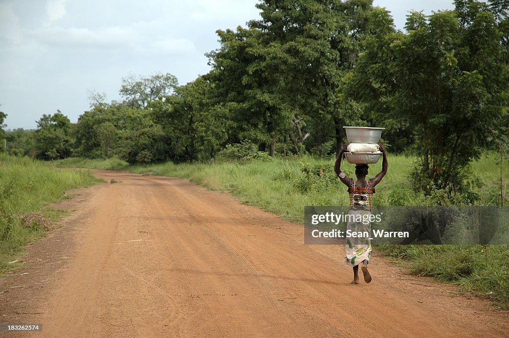 Afrikanischer Road-Frau & Wasser