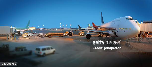 airport - aircraft landing stock pictures, royalty-free photos & images