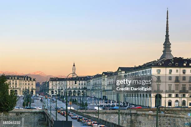 vittorio emanuele square, mole antonelliana y de las montañas en fondo, turín - piazza vittorio torino fotografías e imágenes de stock