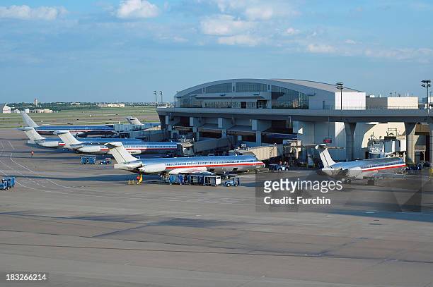 planes at terminal - fort worth stock pictures, royalty-free photos & images