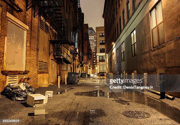 oscuridad urban street - alley fotografías e imágenes de stock
