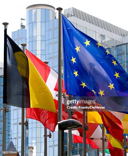 flaggen mit europäischen parlaments in brüssel - region brüssel hauptstadt stock-fotos und bilder