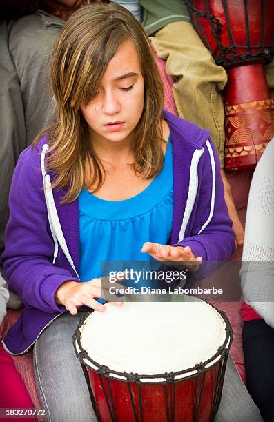 giovane ragazza suona il tamburo - djembe foto e immagini stock