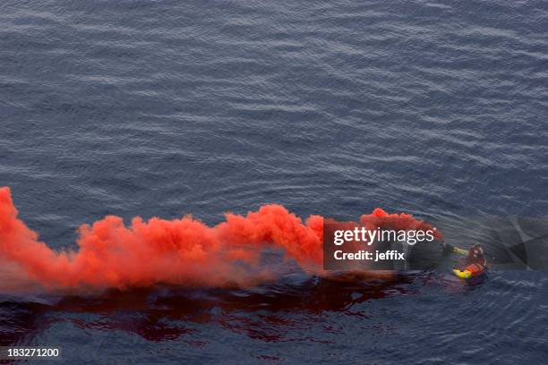 faites des économies ! - jet de flamme photos et images de collection