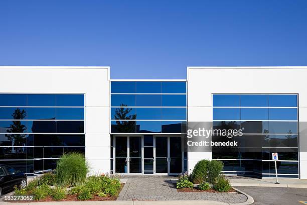 genérico enterprise, pequenas edifício de escritórios - glass entrance imagens e fotografias de stock