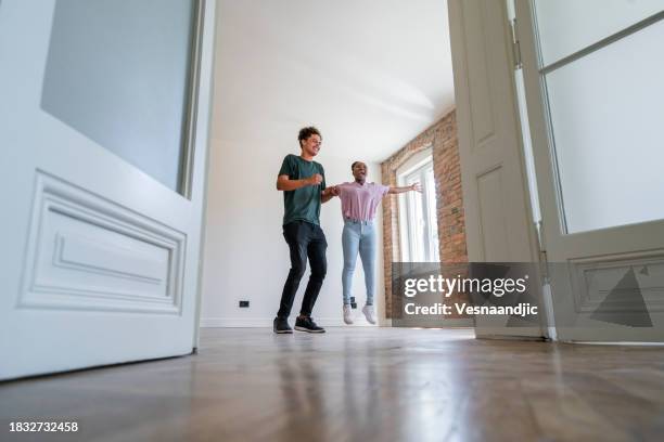 gemeinsam in ein neues zuhause ziehen - osteuropa stock-fotos und bilder