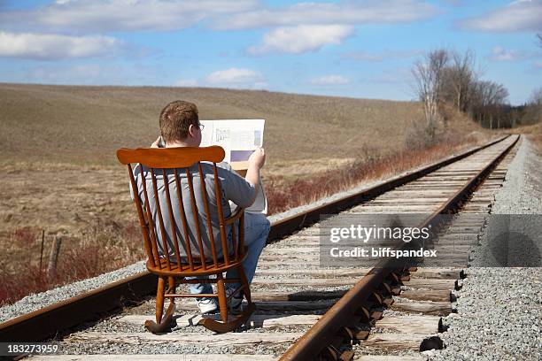 complacencia - rail fotografías e imágenes de stock