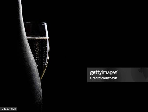 verre et bouteille de champagne - bulles champagne photos et images de collection