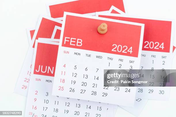 desk calendar 2024: february calendar is used to plan daily work and life with a push pin on a white color paper background. - febrero fotografías e imágenes de stock