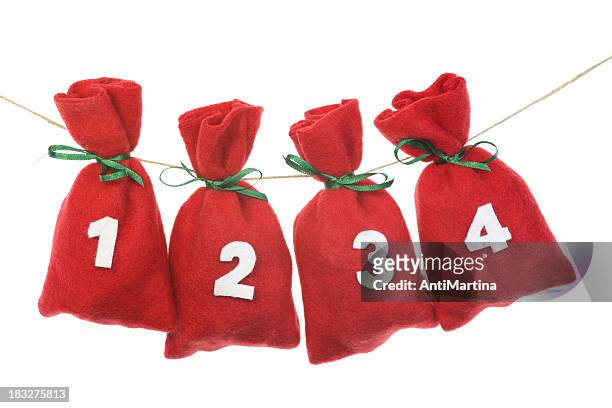 red christmas taschen für adventskalender auf einer schnur - advent stock-fotos und bilder