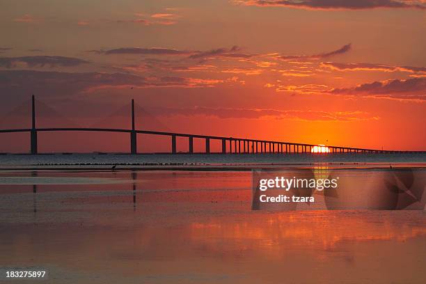 lever du soleil au skyway bridge - florida bridge photos et images de collection