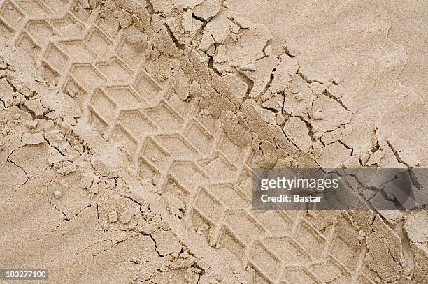 a picture of tire tracks in the sand - bandenspoor stockfoto's en -beelden