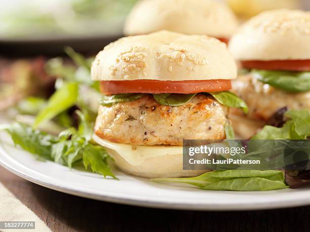 mini-truthahn-burger mit spinat und tomaten - chicken burger stock-fotos und bilder