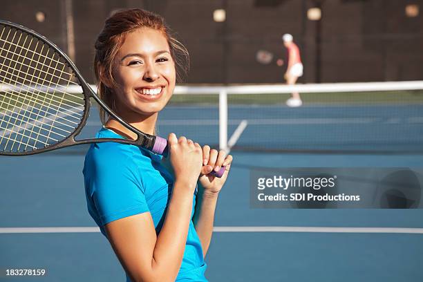 bella adolescente giocatore di tennis giocando una partita - gara sportiva individuale foto e immagini stock