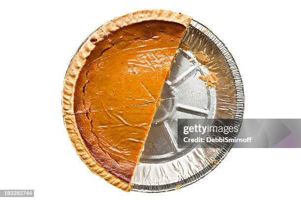 blickwinkel auf eine halbe pumpkin pie - dessertpasteten stock-fotos und bilder