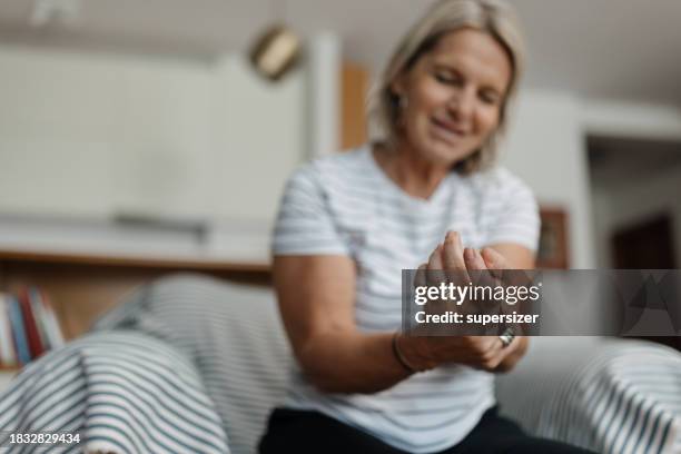it hurts a lot - preventie stockfoto's en -beelden