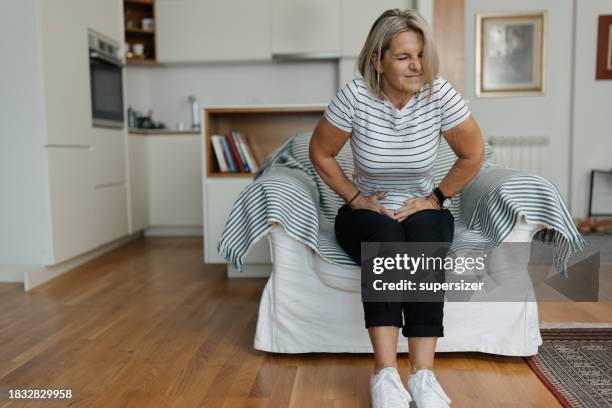 stomach pain - verstopt stockfoto's en -beelden