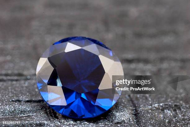 ampio rotondo zaffiro - zaffiro foto e immagini stock