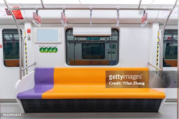 a row of empty orange seats in shanghai subway - sinal do metrô sinal informativo - fotografias e filmes do acervo