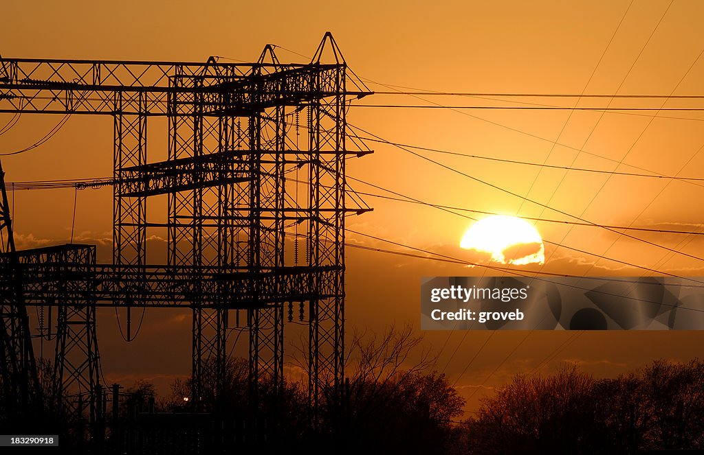 Kraftwerk mit Sonnenuntergang