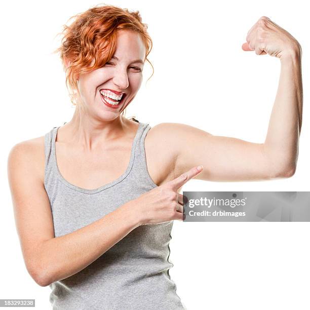 sonriente mujer joven muestra brazo muscular - flexionar los músculos fotografías e imágenes de stock
