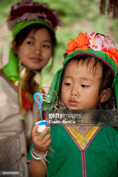 thailand, traditionally dressed long necked woman and child. - padaung stockfoto's en -beelden