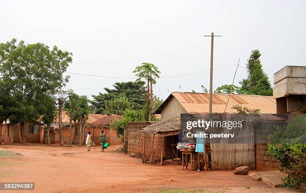 escena de la calle africana - aldea fotografías e imágenes de stock