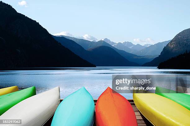 xl canoes and mountain lake - alaska amerikaanse staat stockfoto's en -beelden