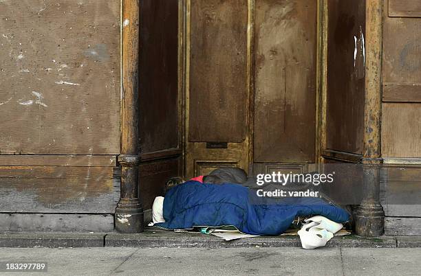 obdachlose schlafen auf dem boden. - obdachlosigkeit stock-fotos und bilder